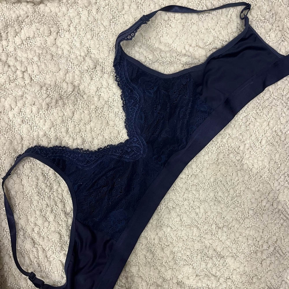 navy blue IZOD bralette, excellent condition 💙